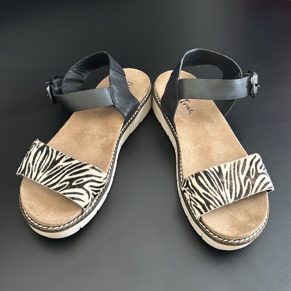 DibaTrue Sandal. Animal Print. Size 7.5. - Picture 2 of 6